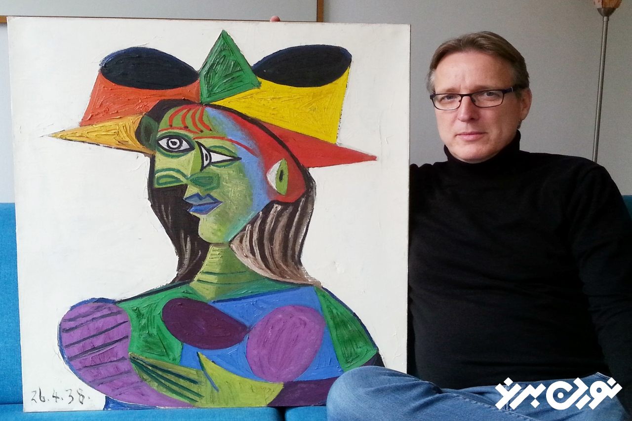 پابلو پیکاسو به همراه یکی از معروف ترین آثارش